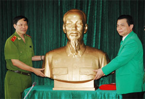 Trao tặng Tập đoàn Mai Linh tượng Chủ tịch Hồ Chí Minh.
