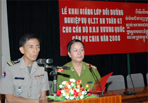 Khai giảng lớp Bồi dưỡng nghiệp vụ quản lý trật tự an toàn giao thông cho cán bộ Bộ Nội vụ Vương quốc Campuchia.