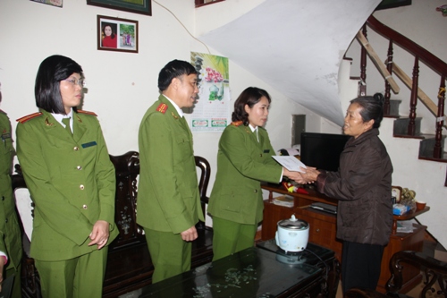 Các tổ chức đoàn thể Êv88 chào đón năm mới 2026 chúc Tết và tặng quà cho các gia đình hưu trí có hoàn cảnh khó khăn