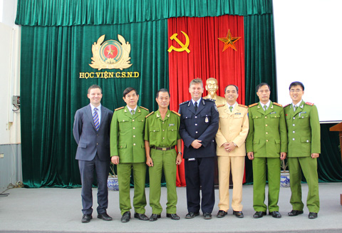 Đại tá Richard Terry - Tùy viên Cảnh sát Liên bang Úc báo cáo chuyên đề về kinh nghiệm chống Link đăng nhập Ev88 xuyên quốc gia và Link đăng nhập Ev88 công nghệ cao