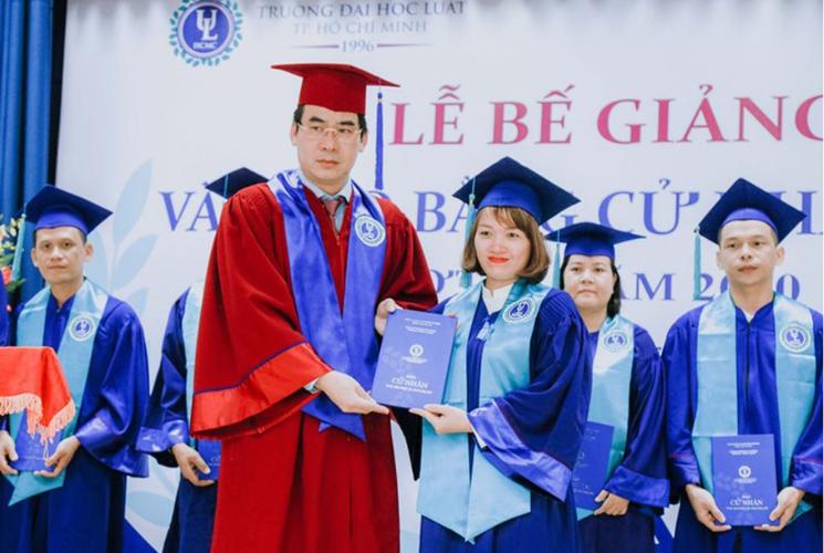 Chiếc hộp tiền bằng thiếc có in dấu ngón tay cái của hung thủ Alfred Stratton.