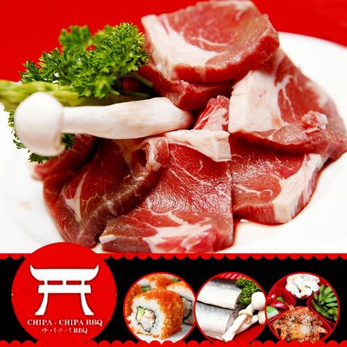 Một nhân viên cảnh sát thuộc Sở Cảnh sát thành phố Jersey với chiếc điện thoại đã được cài đặt CopCast gắn trên ngực.