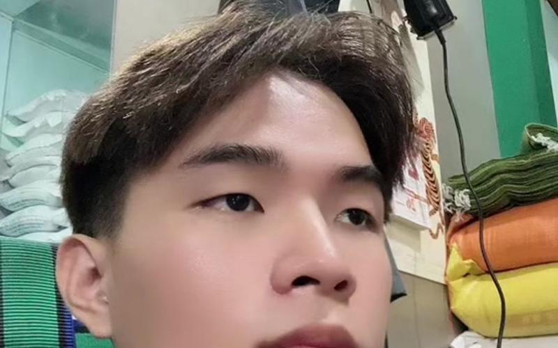 Tính mở và linh hoạt cùng vai trò quan trọng của công nghệ thông tin - truyền thông và trí tuệ nhân tạo (AI) là hai đặc điểm cơ bản của giáo dục 4.0. Trong ảnh: Sinh viên BTEC FPT Ev888 Nạp rút siêu tốc về lập trình Robot thông qua Robot NAO.