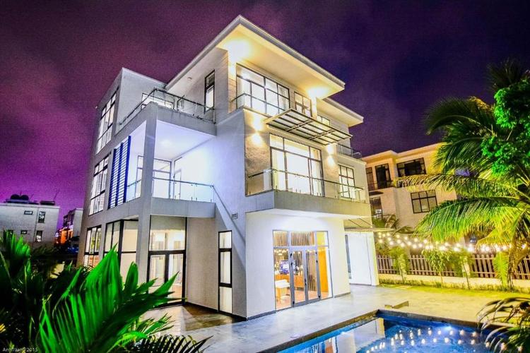 Ban Giám hiệu nhà trường cùng đại diện Hội phụ huynh học sinh ký cam kết về trật tự an toàn giao thông