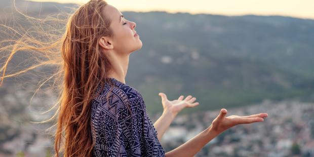 Thiếu tá Đồng Đức Vũ, Ủy viên Ban thường vụ Trung ương Đoàn TNCS Hồ Chí Minh, Bí thư Đoàn Thanh niên Bộ Công an tặng hoa CLB