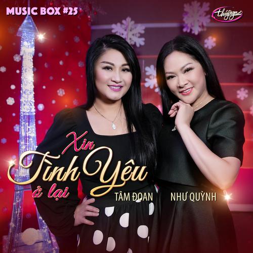 Đồng chí Trung tá PGS.TS Lê Hữu Anh phụ trách Bộ môn Tâm lý tặng quà lưu niệm nhà trường