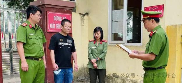Các đại biểu chụp ảnh lưu niệm tại Tượng đài Chủ tịch Hồ Chí Minh và các cố Bộ trưởng Bộ Nội vụ, Bộ Công an qua các thời kỳ