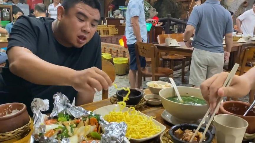 Đại diện học viên khóa LT32 ủng hộ Quỹ khuyến học của Nhà trường