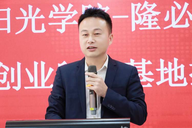 Thứ trưởng Nguyễn Văn Thành phát biểu tại Hội thảo.