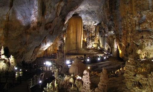 Đoàn chụp ảnh với Hiệu trưởng trường Công an quốc gia khu vực 4 tại Siem Reap