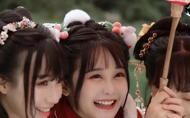 Ban tổ chức tặng Hoa, cờ lưu niệm cho các đơn vị tham dự Hội thi