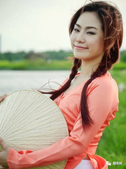 Thứ trưởng Nguyễn Văn Sơn trao đổi với các đại biểu bên lề Hội nghị.