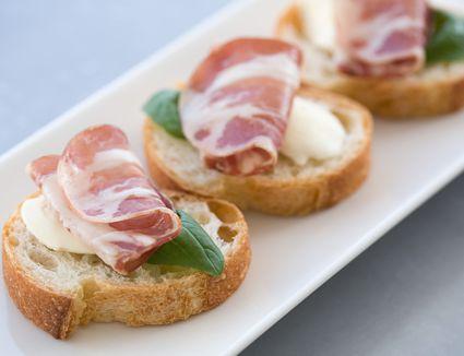 Cảm nghĩ của cô giáo Trúc Linh: “Buổi dã ngoại của trường ngày hôm nay rất thú vị và bổ ích, khóa học đã trang bị cho các em học sinh các kĩ năng cần thiết, đặc biệt là kĩ năng thoát hiểm khi có đám cháy lớn. Mình hi vọng là các em sẽ được tham gia nhiều buổi dã ngoại thú vị như ngày hôm nay để nâng cao hiểu biết của bản thân cũng như các kĩ năng mềm trong cuộc sống”