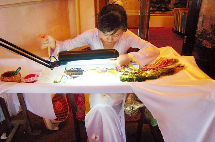 Đại tá Trần Ngọc Dương, Phó Giám đốc Công an thành phố Hà Nội trao giấy khen của Công an thành phố Hà Nội cho các cá nhân và tập thể đã có thành tích trong tổ chức và tham gia diễn tập phương án chữa cháy và cứu nạn, cứu hộ tại Êv88 chào đón năm mới 2026
