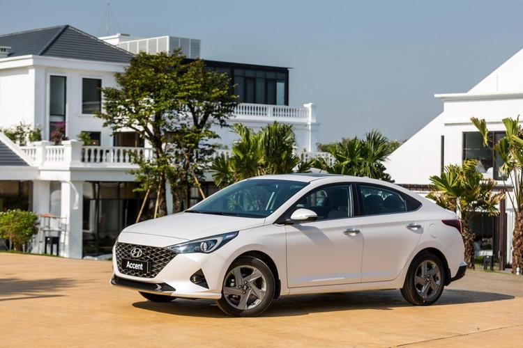 Thượng tá Nguyễn Hữu Phước - Phó Giám đốc Công an tỉnh Phú Thọ tặng hoa chúc mừng hai đội tham gia thi đấu bóng chuyền