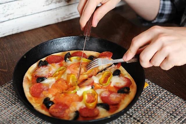 Lực lượng Công an huyện Phú Vang về cơ sở giúp di dời người, tài sản đến nơi tránh trú bão an toàn.