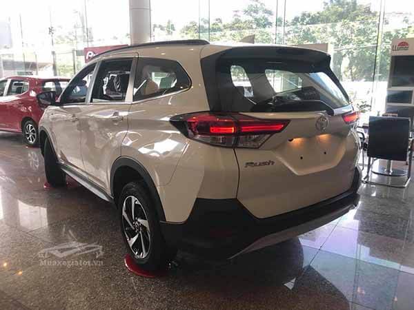 Đại diện lãnh đạo Khoa Cảnh sát hình sự cùng đại diện Phòng Cảnh sát hình sự Công an Thành phố Hải Phòng trao tặng phần quà cho các em học sinh