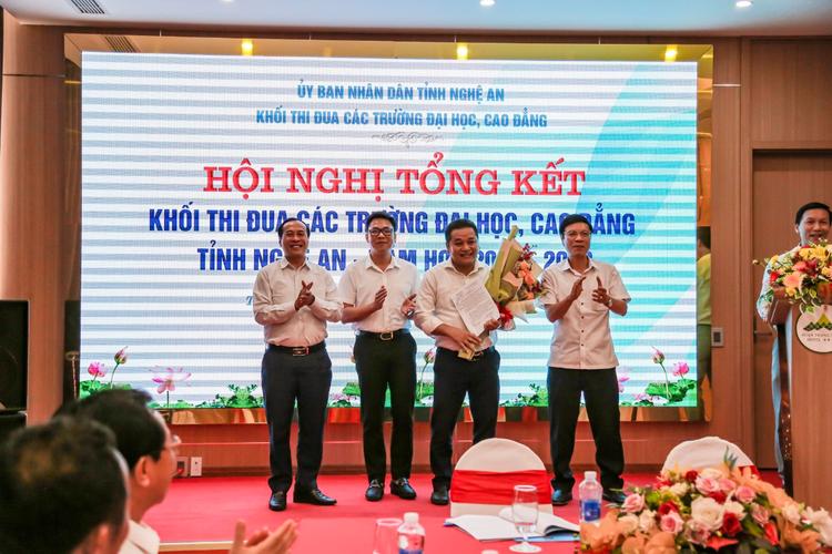Giảng viên lớp tập huấn cung cấp những kiến thức cơ bản về nghiệp vụ phòng cháy, chữa cháy