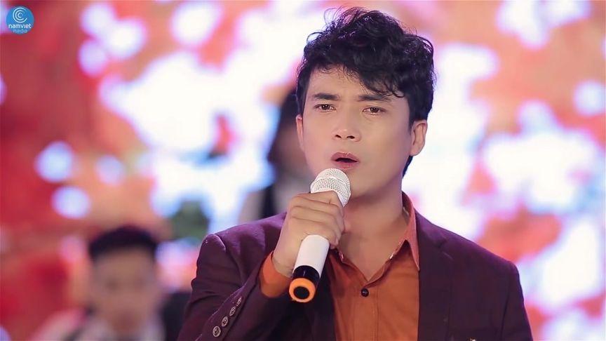 Quân Giải phóng chiếm trường Thiết giáp của ngụy tại căn cứ Nước Trong (Biên Hòa).Từ đầu tháng 4/1975, các binh đoàn chủ lực của ta từ khắp các hướng tiến về Sài Gòn, tấn công địch với sức mạnh vũ bão và tiêu diệt toàn bộ tuyến phòng thủ từ vòng ngoài của quân ngụy