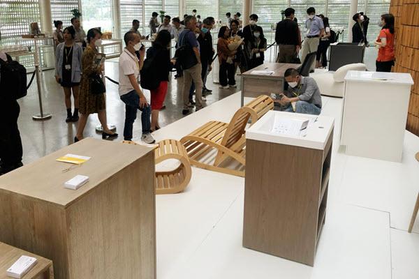 Chủ tịch Hồ Chí Minh, Đại tướng Võ Nguyên Giáp cùng Đoàn đại biểu Anh hùng lực lượng vũ trang nhân dân giải phóng miền Nam trong vườn xoài ở Phủ Chủ tịch (15-11-1965). Ảnh: Tư liệu/TTXVN.