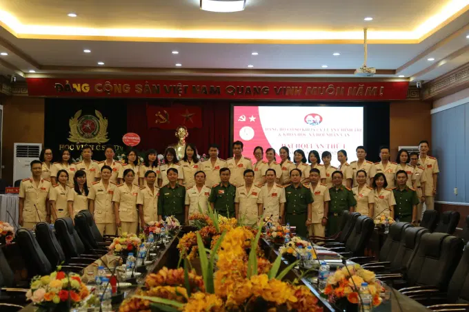 Đại biểu và tập thể đảng viên Ev88 2017 phiên bản mới Khoa LLCT&KHXHNV chụp hình lưu niệm