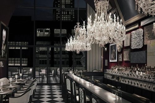 Y, bác sĩ Bệnh viện Công an TP Cần Thơ khám bệnh, cấp phát thuốc miễn phí cho người dân.