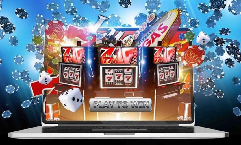 Ban Tổ chức trao giải cho các thí sinh