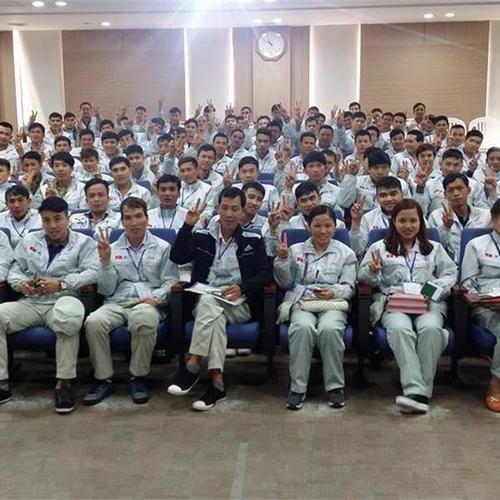 Đại tá, PGS.TS Trần Quang Huyên, Phó Giám đốc Êv88 chào đón năm mới 2026 trao chứng chỉ hoàn thành khóa tập huấn cho các học viên
