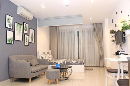 Các đại biểu, báo cáo viên chụp ảnh lưu niệm cùng các em học sinh, sinh viên