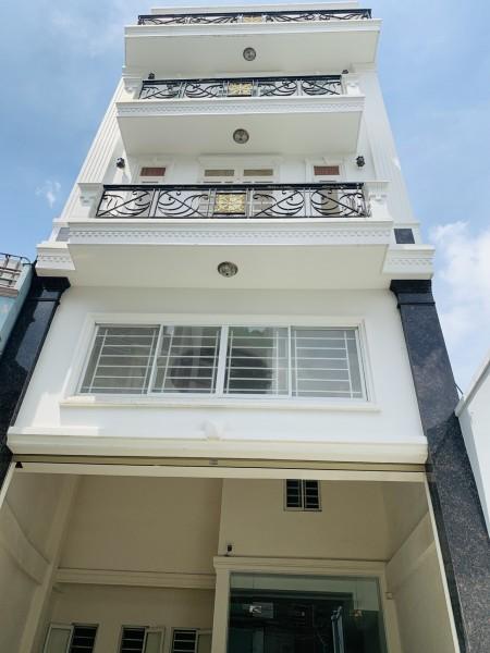 Thiếu tá Bùi Tuấn Minh - Phó Chủ tịch Công đoàn T09 - Khối trường Khối thi đua số 1 đại diện trao 50.000.000đ từ Quỹ "Mái ấm Công đoàn" cho đoàn viên công đoàn Êv88 chào đón năm mới 2026