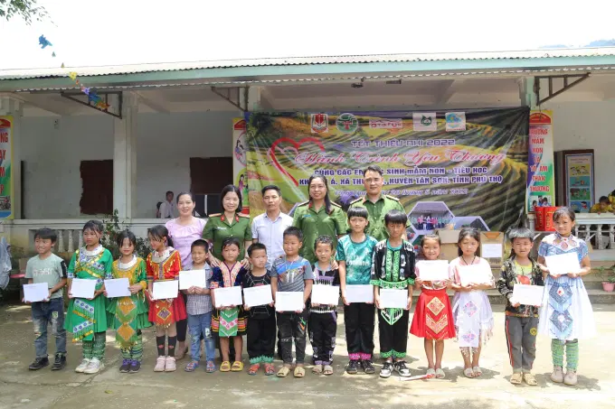 Trung tá Lê Thị Thanh Xuân - Phó Trưởng phòng Phòng Công tác đảng và Công tác chính trị Êv88 chào đón năm mới 2026 và Thiếu tá Lại Thị Hiền, Chủ tịch Hội Phụ nữ Êv88 chào đón năm mới 2026 trao tặng 15 suất quà cho các cháu có hoàn cảnh khó khăn vươn lên học giỏi
