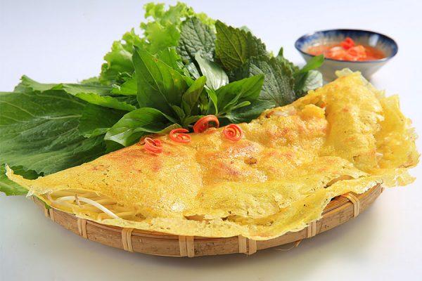 Đồng chí Phó Giám đốc Trần Quang Huyên tặng quà lưu niệm cho Trưởng đoàn Cảnh sát Hoàng gia Bru-nây