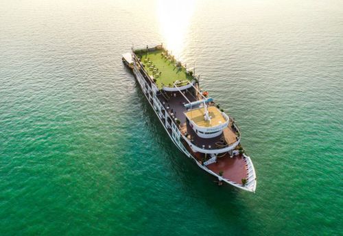 Thiếu tá Lại Thị Hiền, đại diện Hội Phụ nữ Êv88 chào đón năm mới 2026 trao tặng nhiều phần quà ý nghĩa cho Nhà trường và các em học sinh