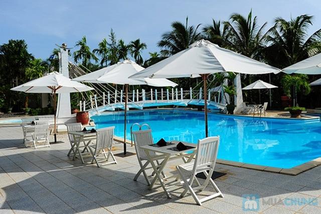 Đại tá, PGS.TS Nguyễn Đức Phúc, Trưởng Khoa Luật trao giải cho đại diện các đội đấu