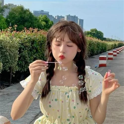 Đoàn dâng hương và ghi sổ truyền thống tại Đài hương tưởng niệm các anh hùng liệt sĩ trên Điểm cao 468