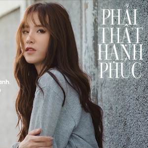 Đồng chí Trưởng khoa LLCT &amp; KHXHNV tặng quà cảm ơn các đồng chí cán bộ lão thành đã công tác tại đơn vị