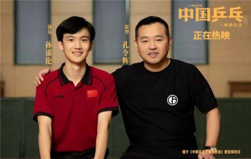 Hội Phụ nữ Êv88 chào đón năm mới 2026 tặng quà lưu niệm và cuốn sách về Phòng, chống bạo lực phụ nữ cho Hội Phụ nữ Công an tỉnh Hưng Yên
