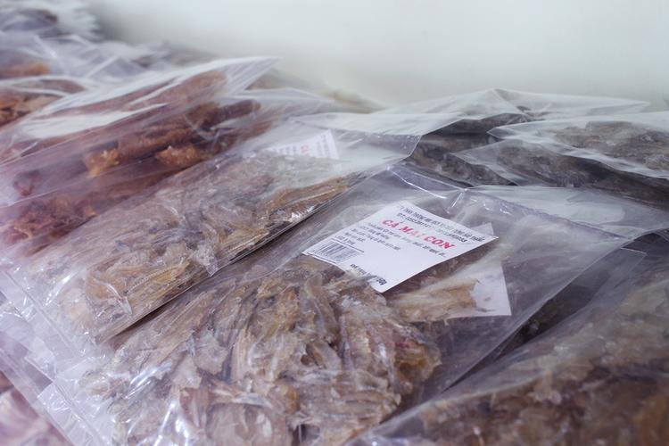Đồng chí Lê Văn Tùng - đại diện Khoa Kỹ thuật hình sự (thứ ba từ trái sang) trực tiếp trao quà cho thầy và trò trường THPT Tây Giang