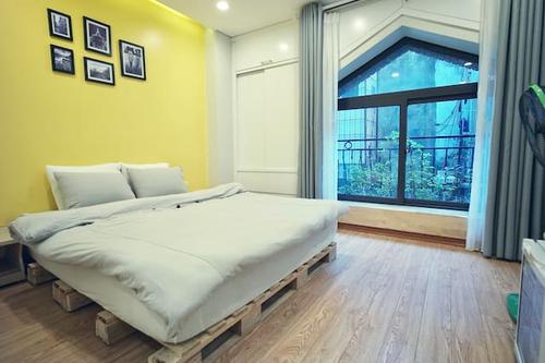 Các đại biểu làm lễ dâng hoa, dâng hương tại Tượng đài Chủ tịch Hồ Chí Minh và các đồng chí cố Bộ trưởng Bộ Công an