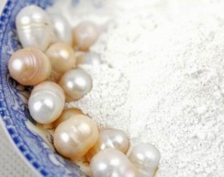 Cán bộ coi thi đối soát thông tin trên phiếu đăng ký dự thi.