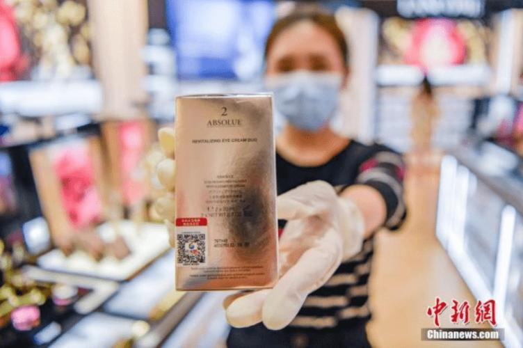 Thượng tá, TS Nguyễn Thị Việt Hương trình bày báo cáo sơ kết học kỳ I tại Hội nghị
