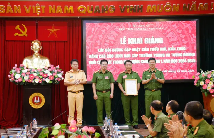 Trung tướng, GS. TS Trần Minh Hưởng - Giám đốc Link Đăng Ký, Đăng Nhập EV88.com trao Quyết định thành lập lớp học cho Ban cán sự lớp