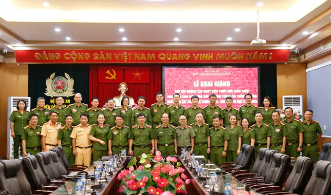 Các đại biểu và học viên chụp ảnh lưu niệm