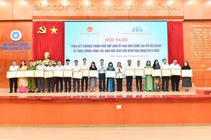 Trung tá Bùi Mạnh Linh, Phó Trưởng phòng Ev88com được xếp hạng cao nhất, đại diện Êv88 chào đón năm mới 2026 cùng 17 tập thể có thành tích xuất sắc trong qua trình triển khai Chương trình phối hợp được nhận Bằng khen của Bộ trưởng Bộ GDĐT