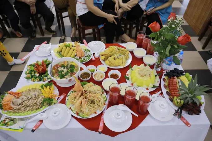 Các mâm cỗ đều được trình bày đẹp mắt với các món ăn ngon miệng, đảm bảo đầy đủ dinh dưỡng