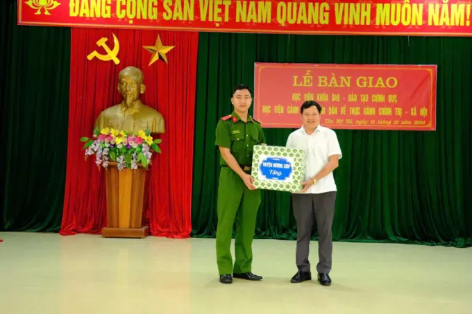 Học viên khóa D49 - đào tạo chính quy, EV88 - Link Đăng Ký, Đăng Nhập EV88.Com Chính thức trao quà cho cấp uỷ chính quyền huyện Hương Sơn