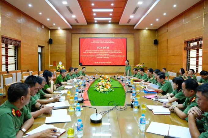 Thượng tá Nguyễn Thị Bích Nhâm - Phó Chủ nhiệm thường trực UBKT Đảng ủy Link Đăng Ký, Đăng Nhập EV88.com ANND phát biểu tại buổi Tọa đàm.