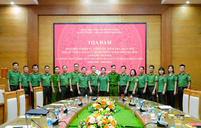 Các đại biểu tham dự tọa đàm chụp ảnh lưu truyền thống.