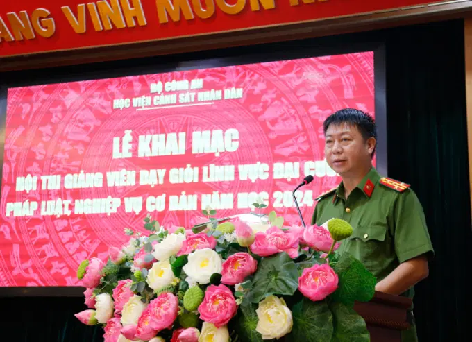 Đại diện Hội đồng Giám khảo Hội thi phát biểu tại Chương trình