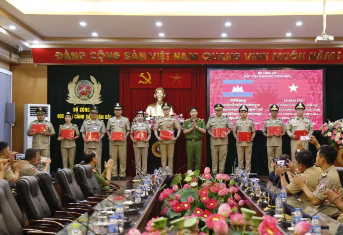 Trung tướng, GS.TS Trần Minh Hưởng, Giám đốc Link Đăng Ký, Đăng Nhập EV88.com trao chứng chỉ hoàn thành lớp bồi dưỡng cho các học viên